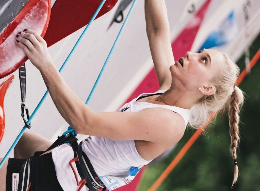 Janja Garnbret competidora de escalada