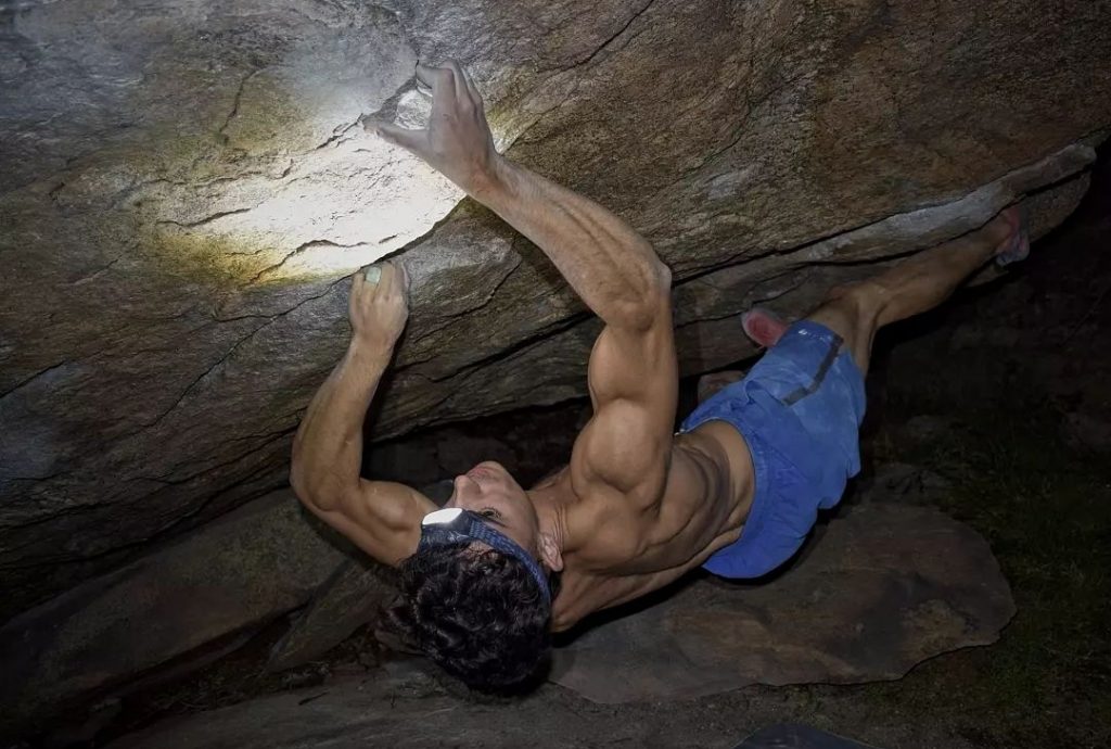 Pablo Zamora escalando en La Pedriza