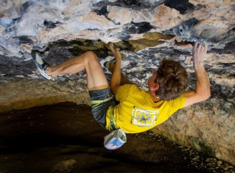 Domen Skofic encadena ‘Ali Hulk Extension Total sit start’ 9b sin rodilleras