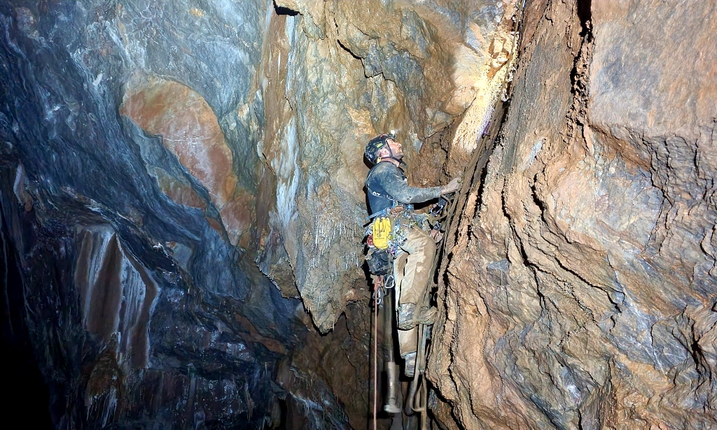 Escalada artificial en la vía Black Cave