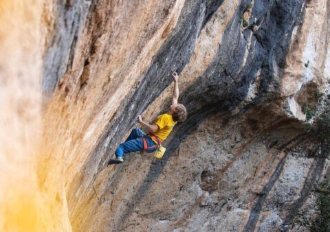 Alex Megos encadenando ‘King Capella’, en Siurana