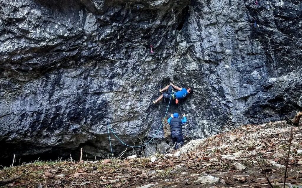 Adam Ondra escalando en Moravský kras