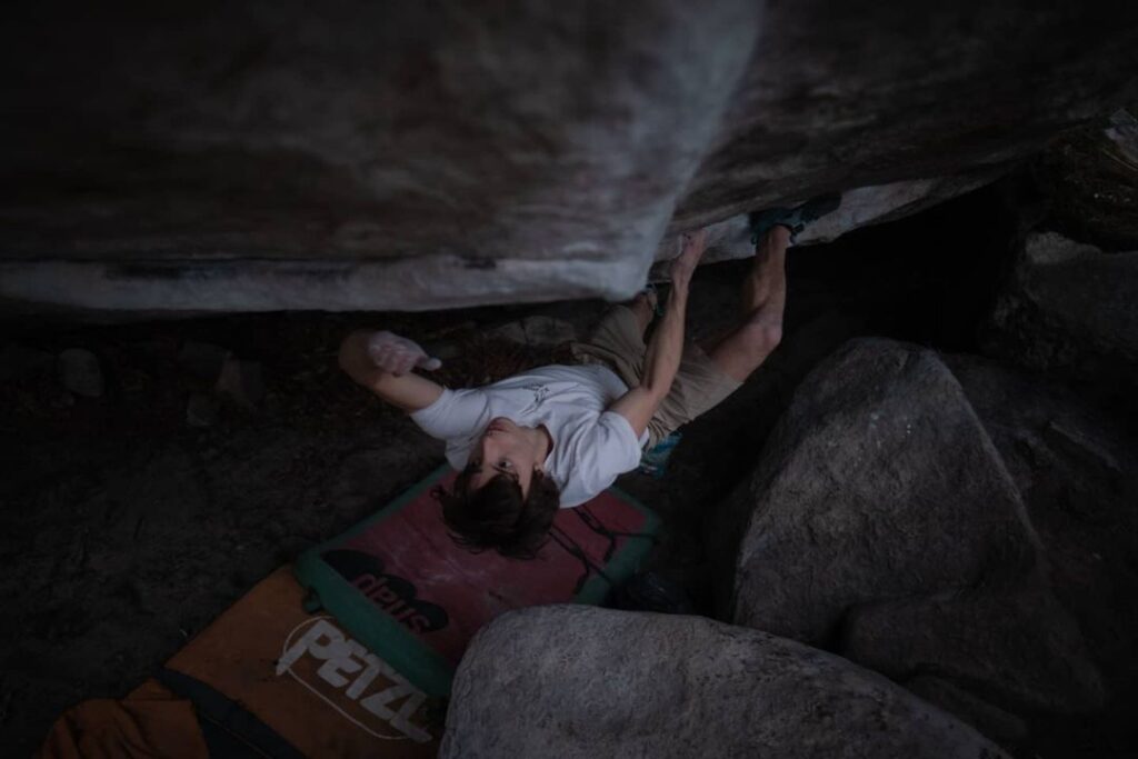 Simon Lorenzi escalando en Fontainebleau