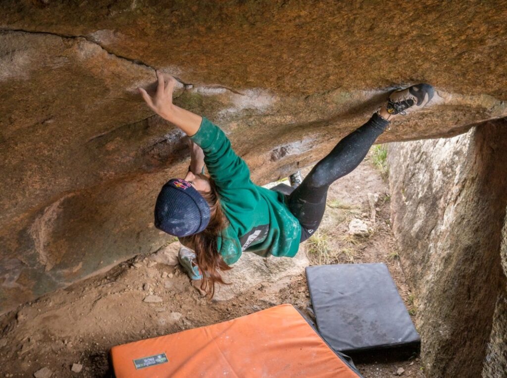 Angie Scarth-Johnson haciendo boulder en La Pedriza