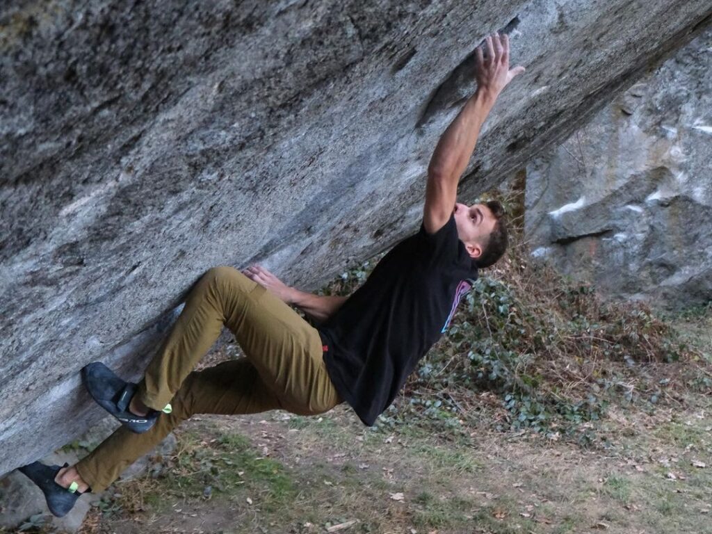 Yannick Flohé haciendo boulder en Suiza