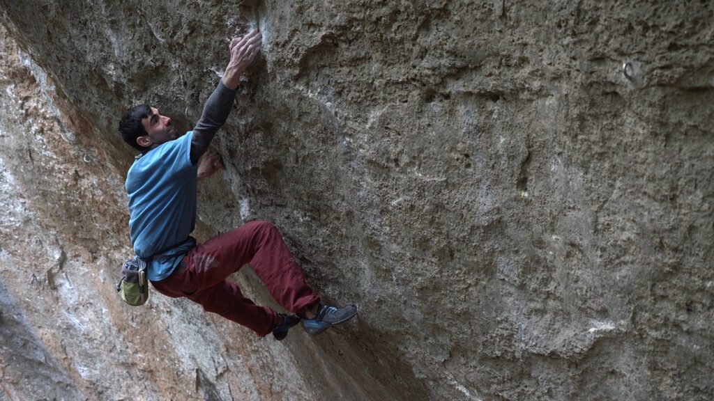 Jorge Díaz-Rullo escalando sin cuerda en Siurana