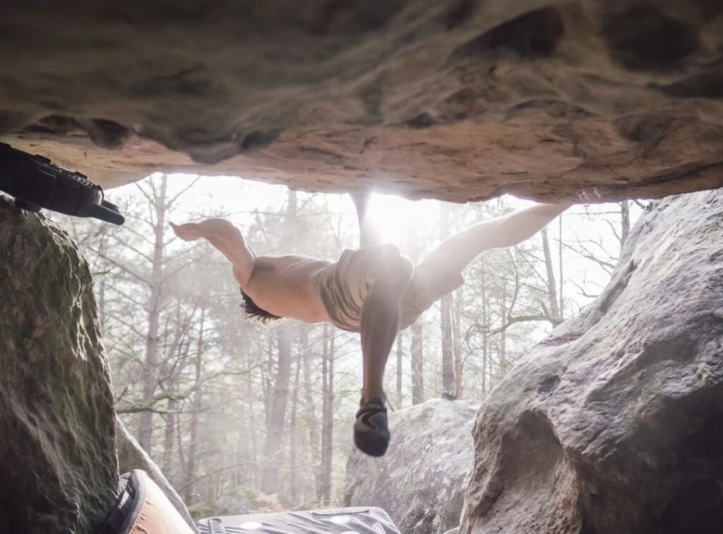 Simon Lorenzi escalando en Fontainebleau