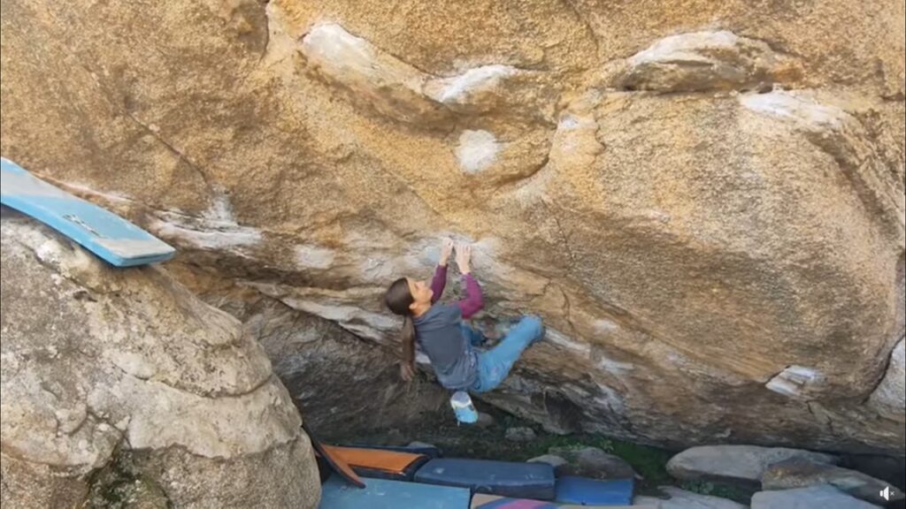Maja Jonjic haciendo boulder en La Pedriza