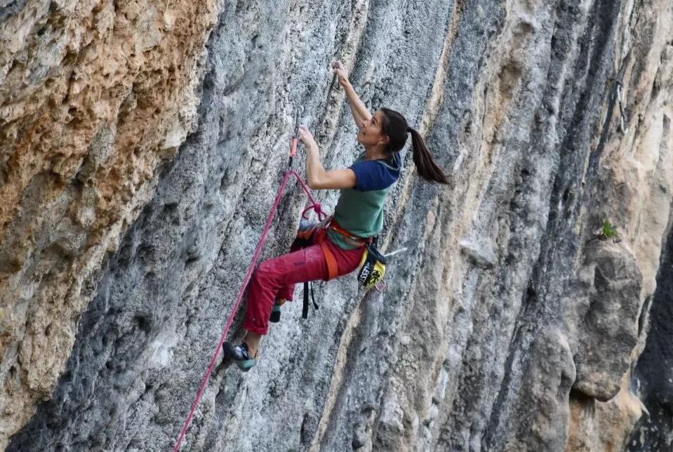 Núria Díaz escalando en Oliana