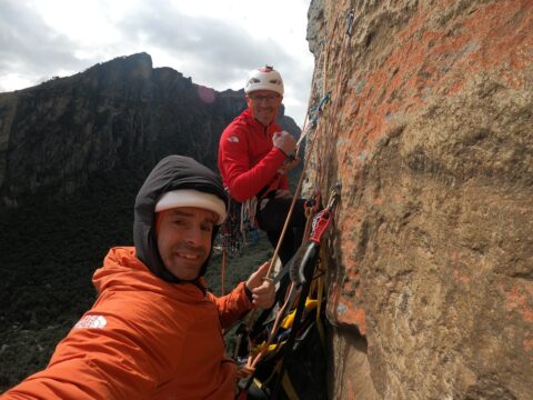 Los hermanos Pou liberan ‘¡Aúpa Gasteiz! (160m 7c+), una vía por encima de los 4.000 metros de altitud
