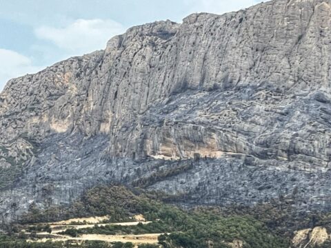 Un incendio en Peramola afecta al muro del Contrafort de Rumbau