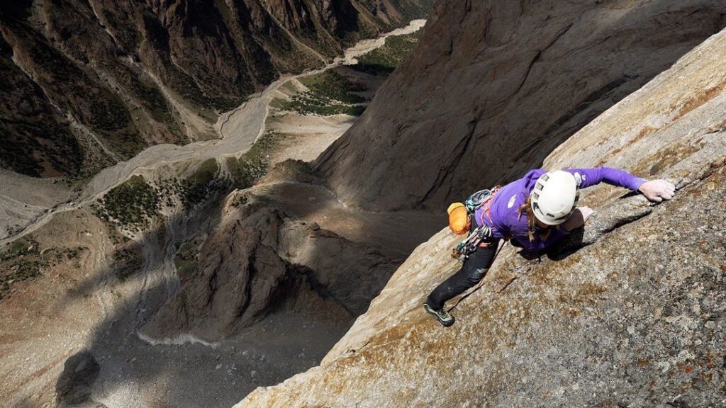 Emily Harrington escalando en Kirguistán