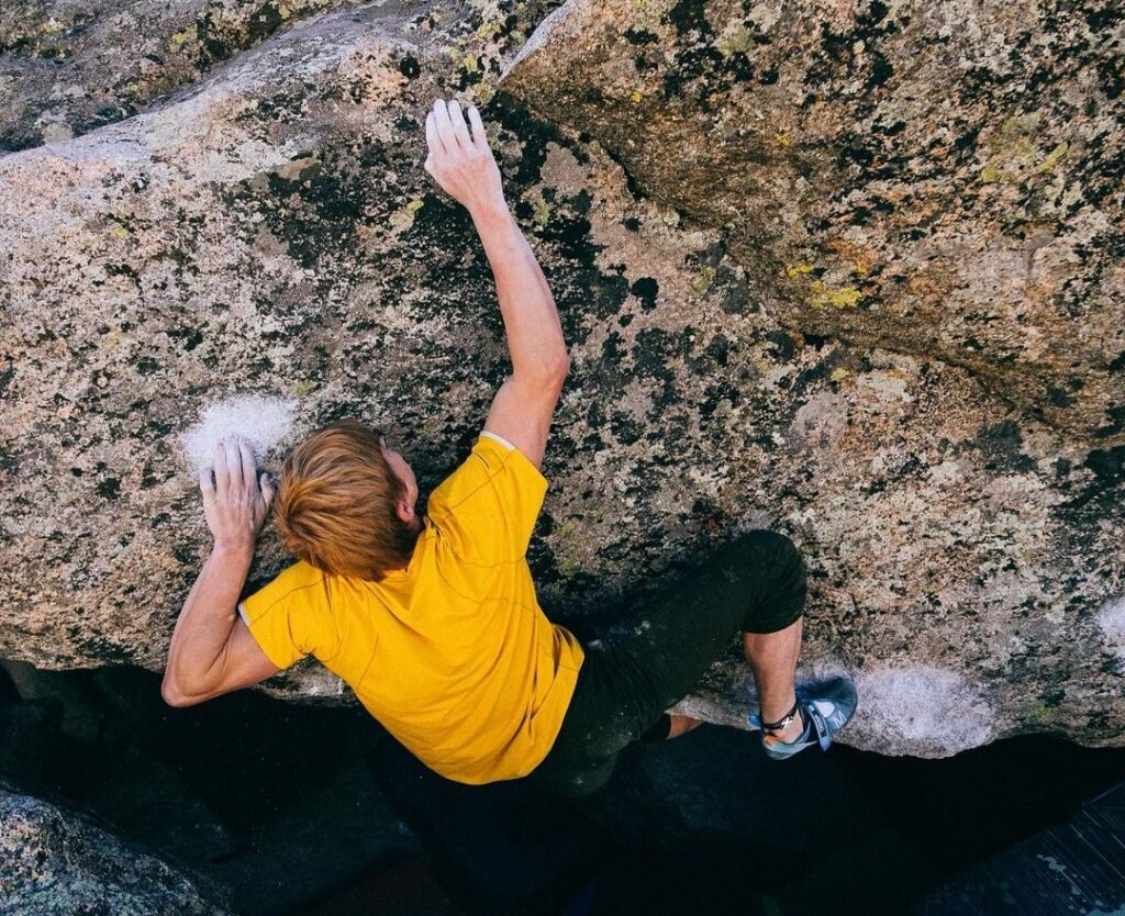 Drew Ruana haciendo boulder en Lincoln Cave
