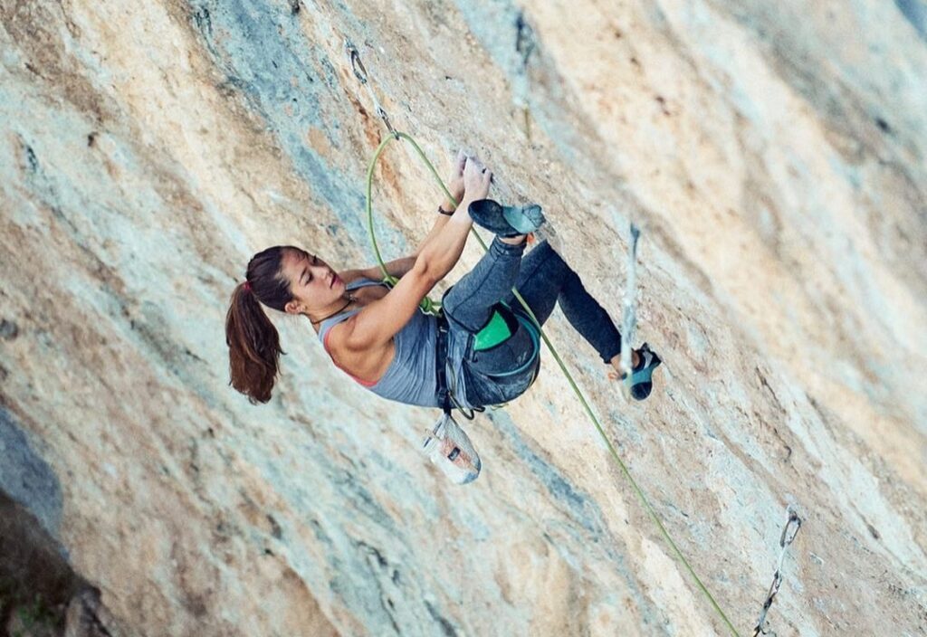 Angie Scarth-Johnson escaladora