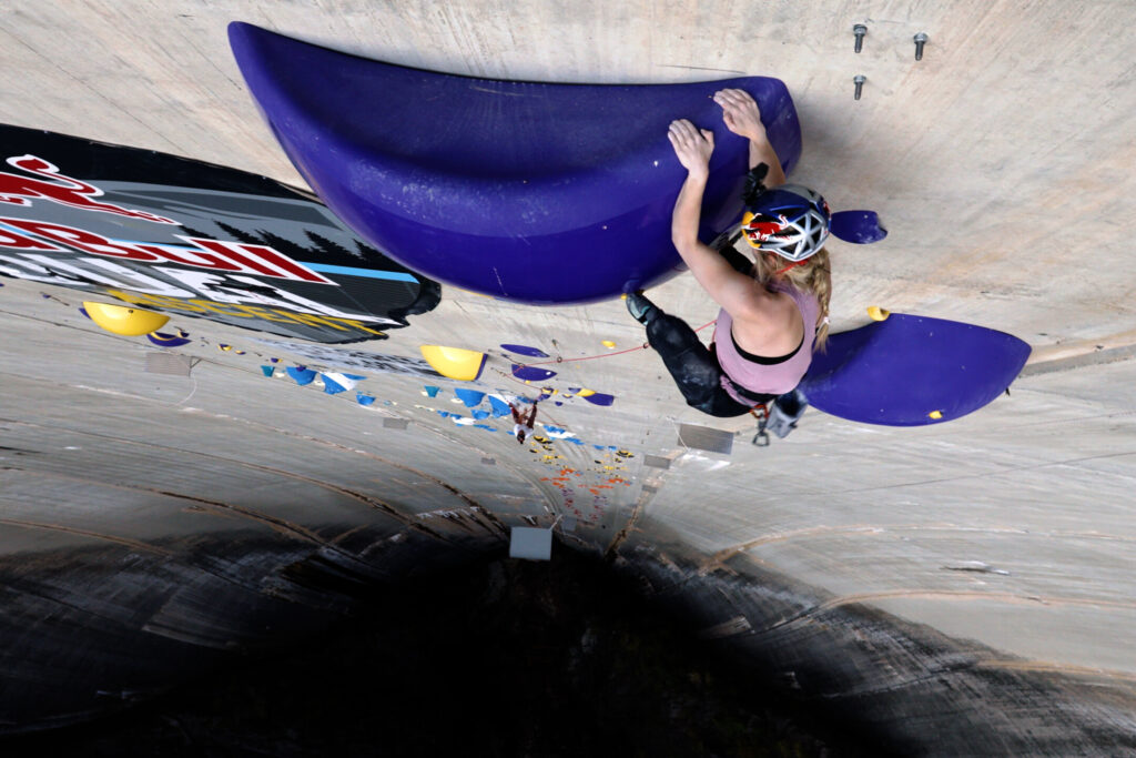 Shauna Coxsey escalando en la presa de Verzasca