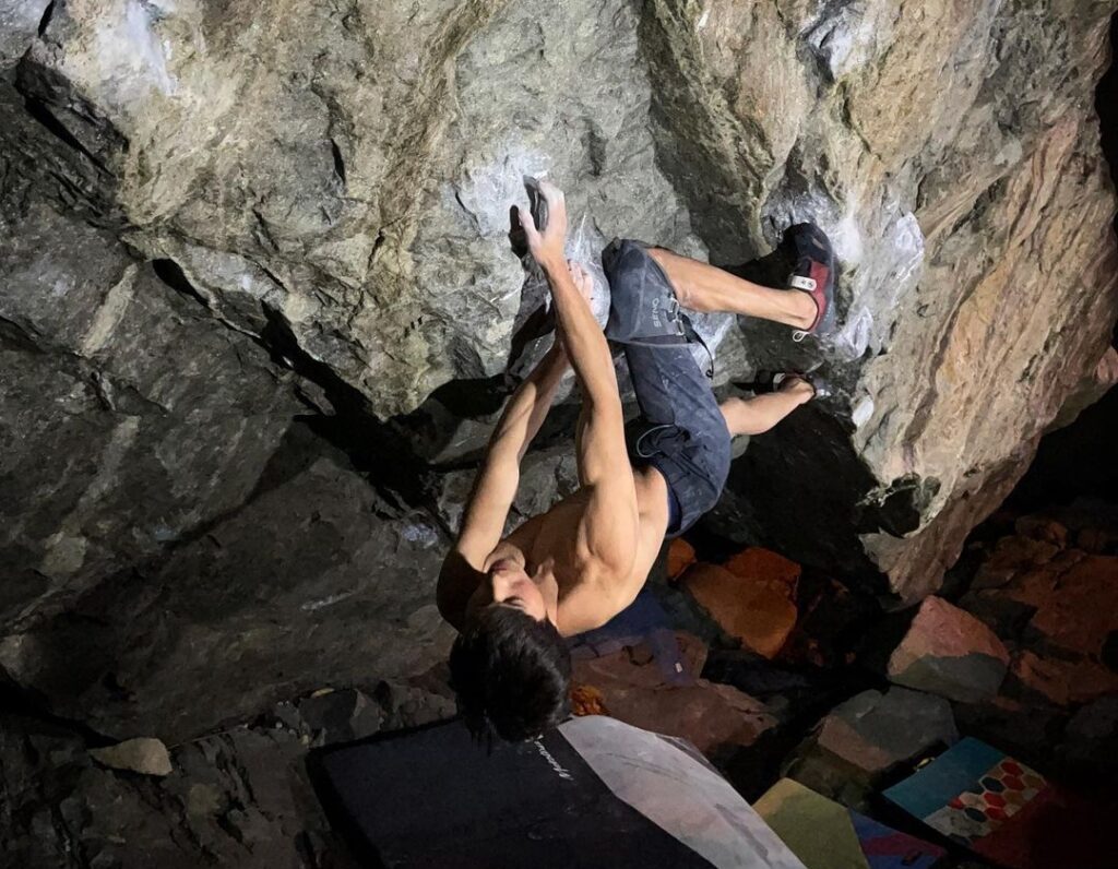 Yuta Imaizumi escalando Nayuta