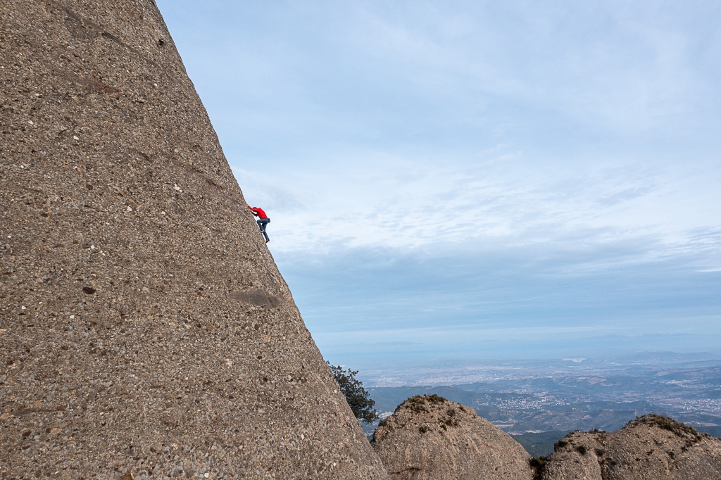 Luis Manzaneda escalando en Montserrat
