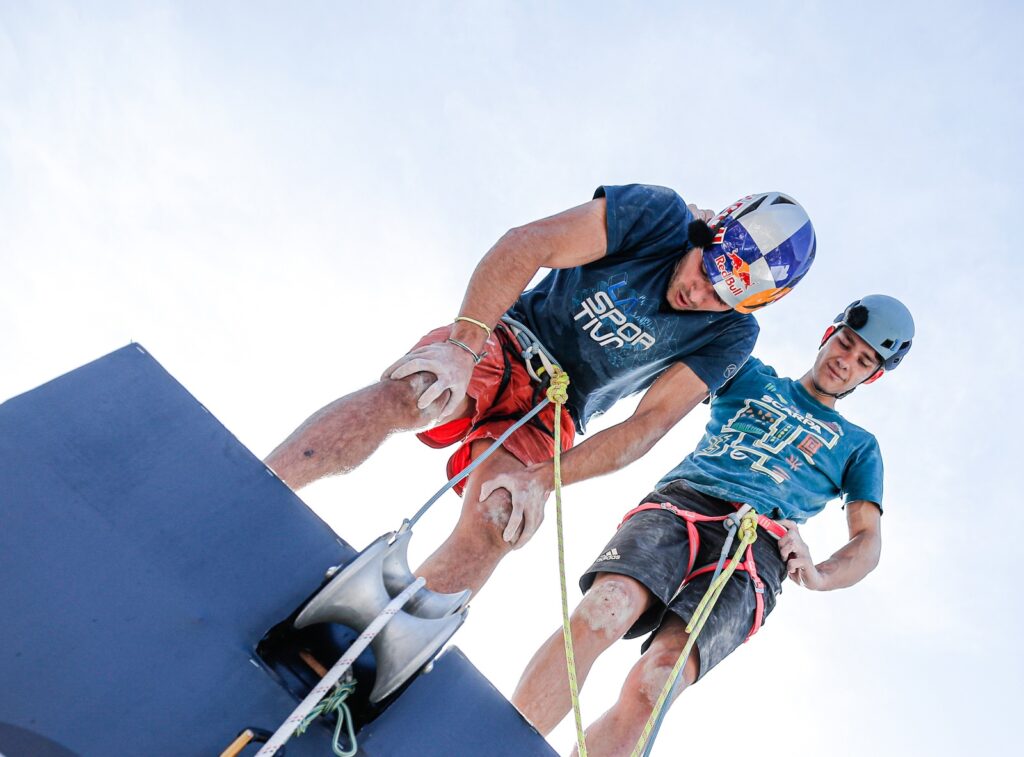 Red Bull Dual Ascent, la escalada de la presa de Verzasca en imágenes