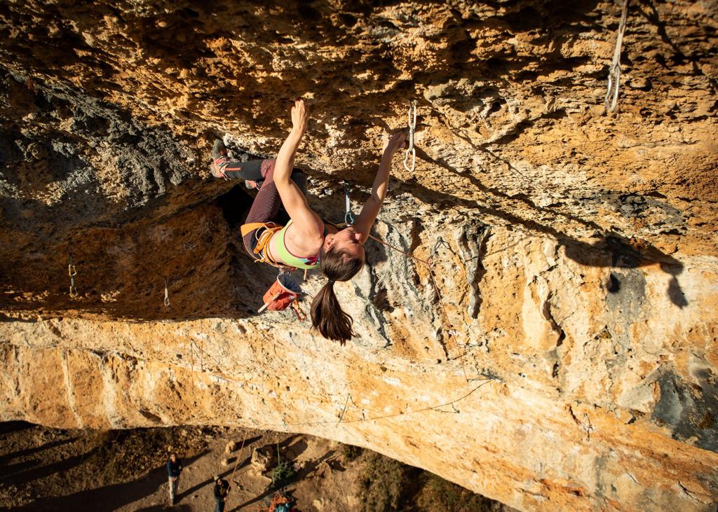 Iziar Martínez escalando en Margalef