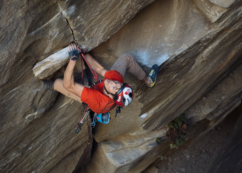 James Pearson escalando en Annot