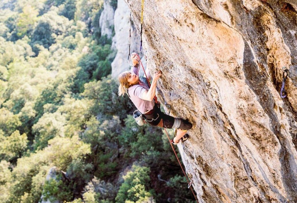 Anna Liina Laitinen escalando en Perles