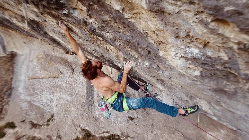 Loïc Zehani escalando en Orgon