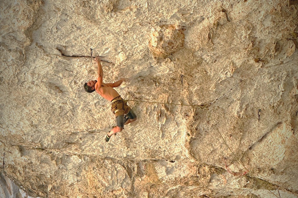 Jonatan Flor escalando en Rodellar