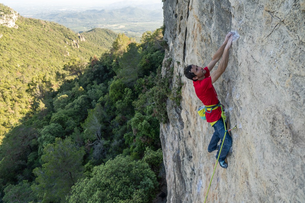 Ramon Julián escalando en La Mussara