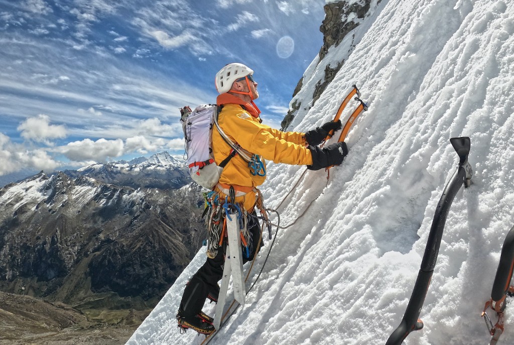 Iker Pou escalando en la Cordillera Blanca