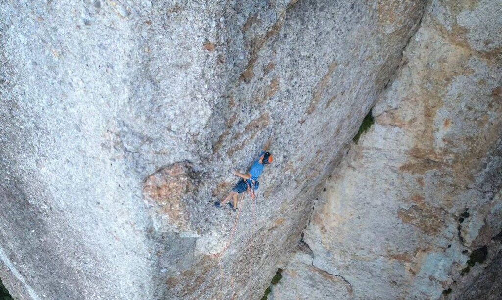 Jorge Díaz-Rullo escalando en Montserrat