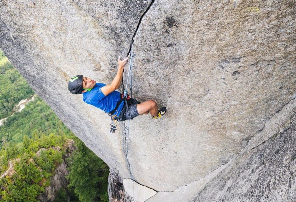 Connor Herson escalando en Squamish