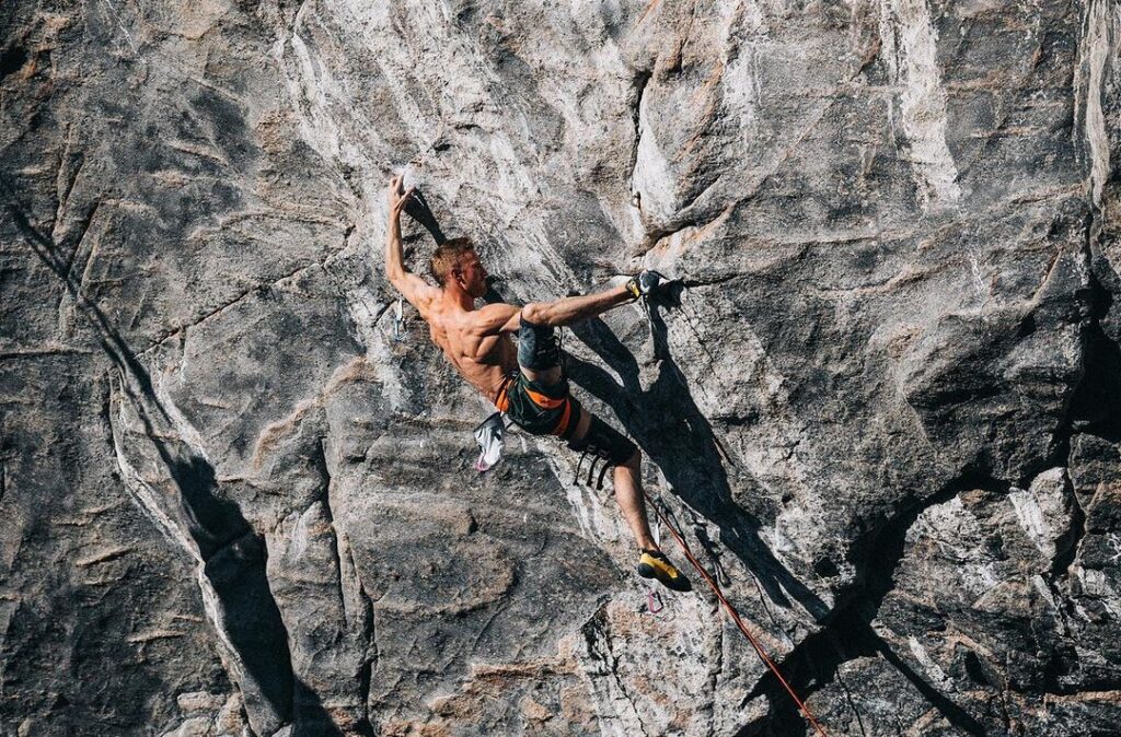 Jakob Schubert escalando en Flatanger