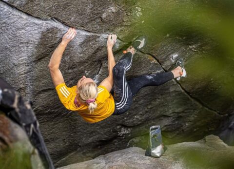 Janja Garnbret repite ‘New Base Line’ 8B+ y nueve octavos más, en Magic Wood