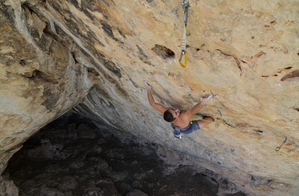 Enrique Beltrán escalando en Pozo Verde