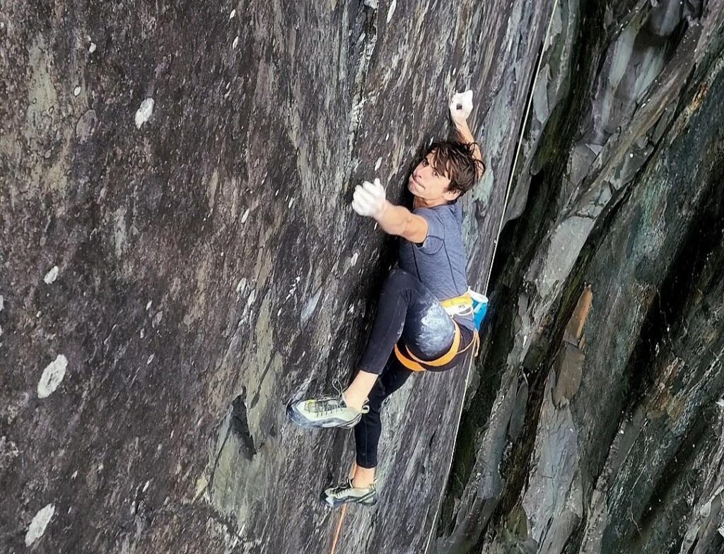 Franco Cookson escalando en Twll Mawr