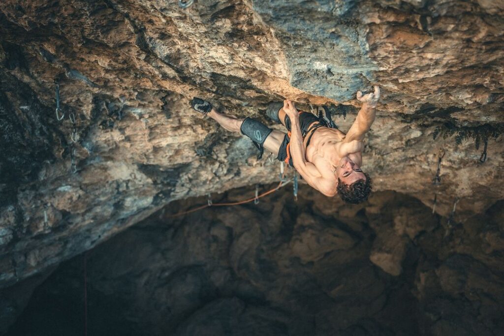 Adam Ondra escalando en Montanejos