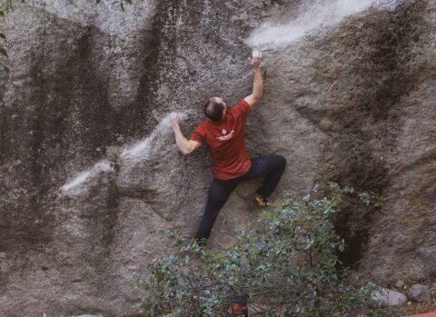 Carlo Traversi establece el problema más duro de Yosemite con ‘The Dark Side’ V16 (8C+)