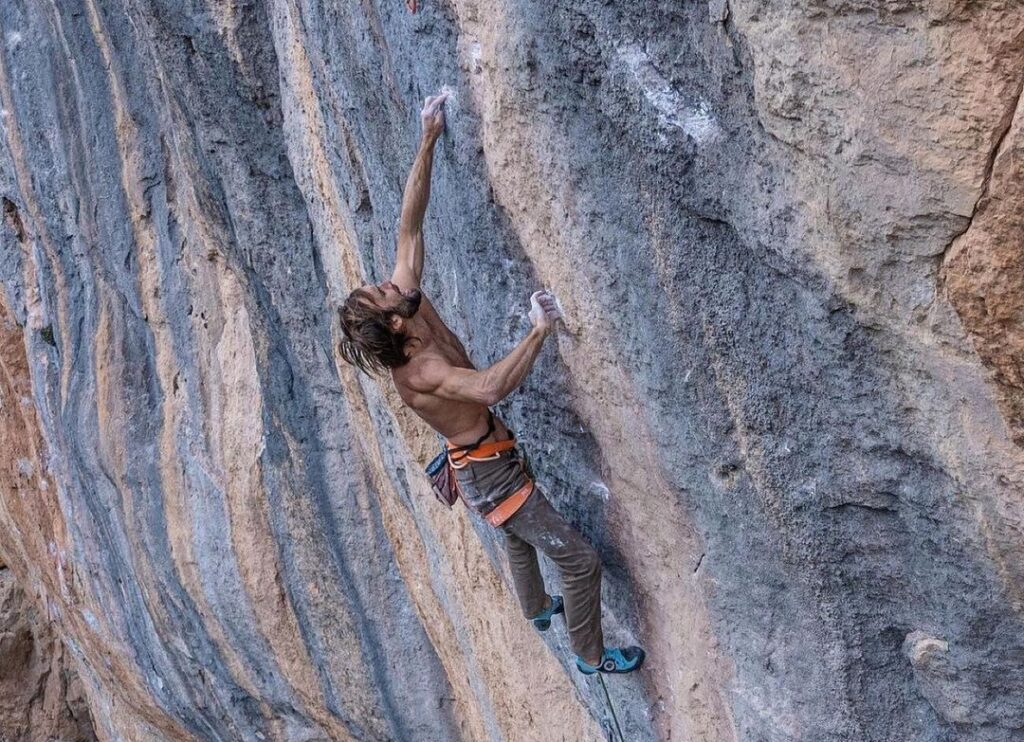 Chris Sharma escalando en Siurana