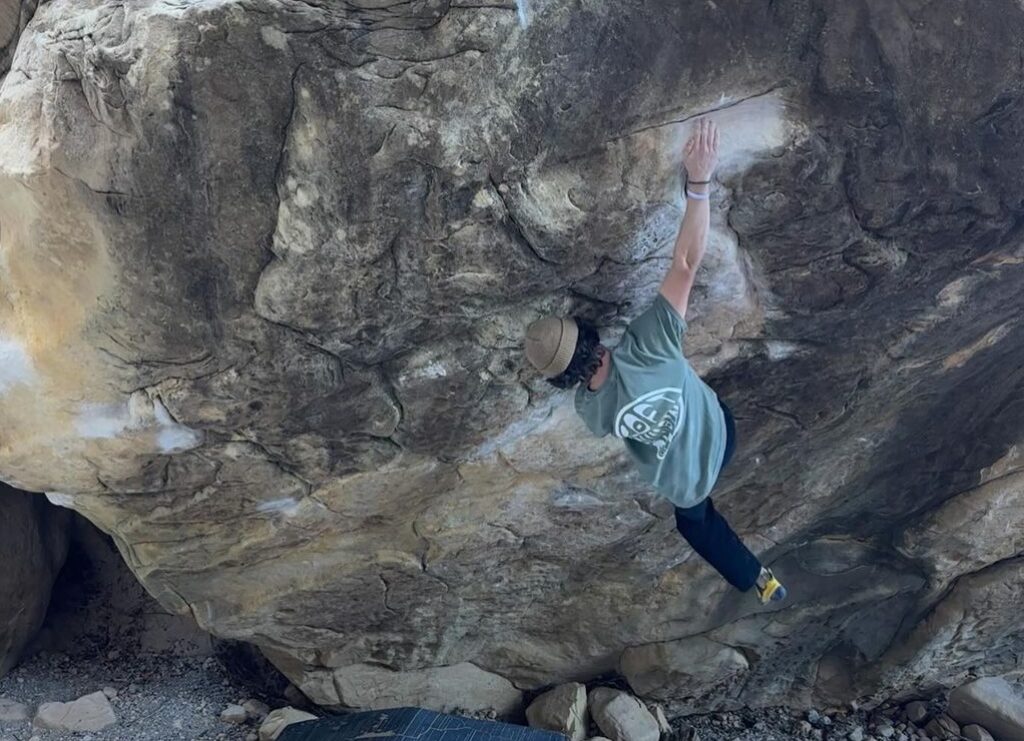 Kai Whaley escalando en Red Rocks