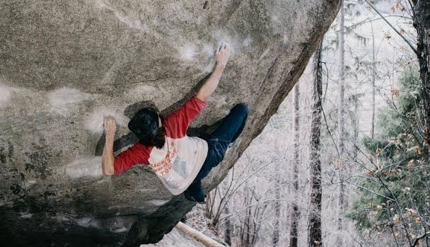 Sam Weir escalando en Cresciano