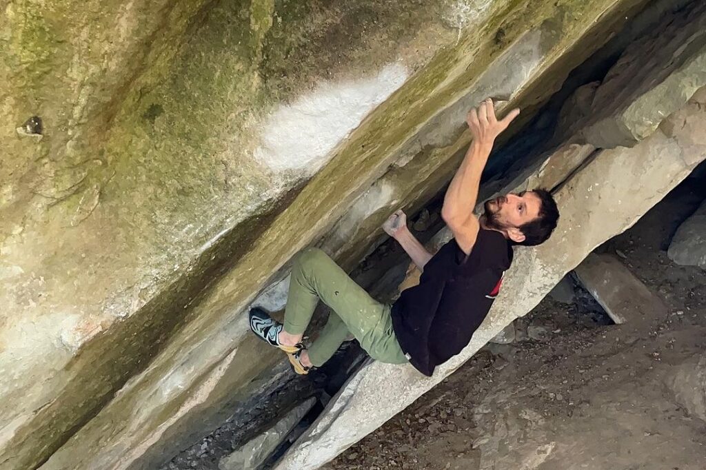 Simon Baltes escalando en La Comarca