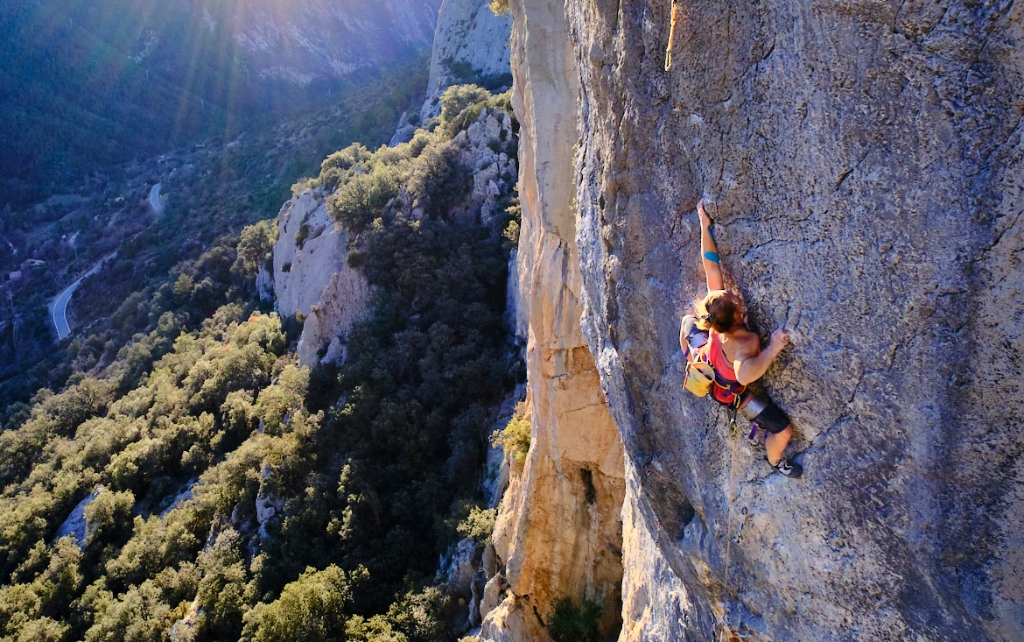 Solveig Korherr escalando en Perles