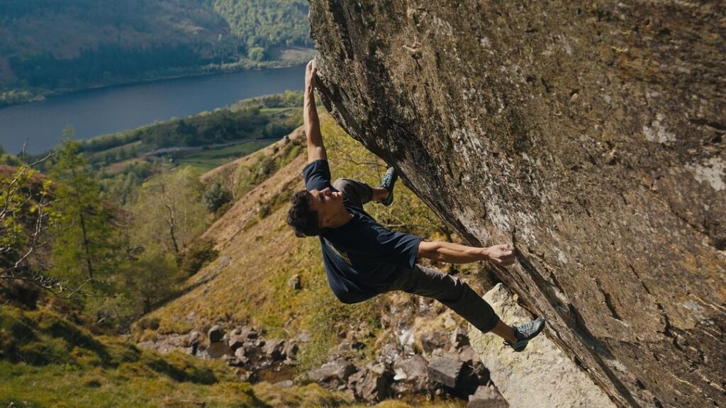 Aidan Roberts escalando en el Lake District