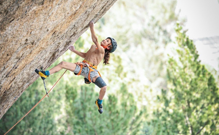 David Bermúdez escalando en Cuenca