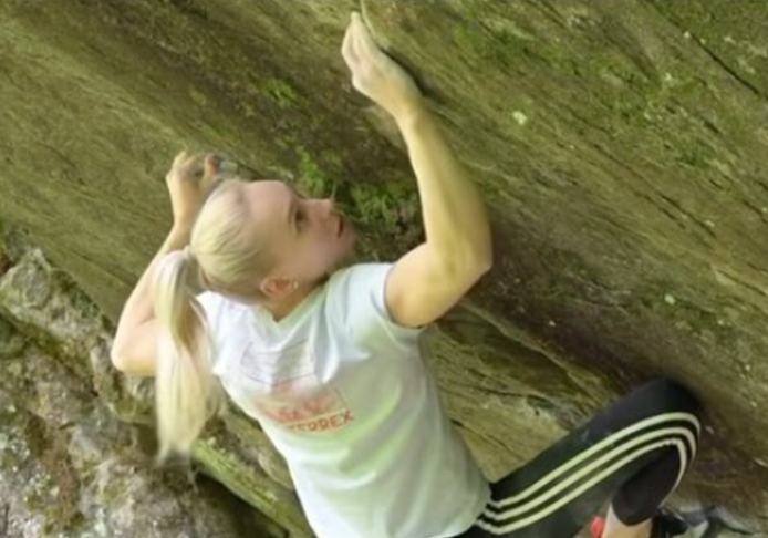 Janja Garnbret haciendo boulder