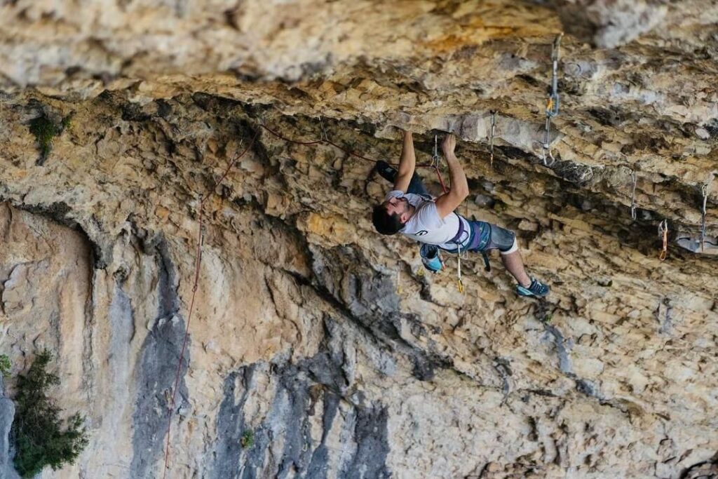 Enrique Beltrán escalando en Rodellar