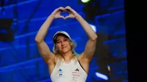 Janja Garnbret y Sohta Agamasa vencen en Innsbruck en el regreso de la Copa del Mundo de Boulder