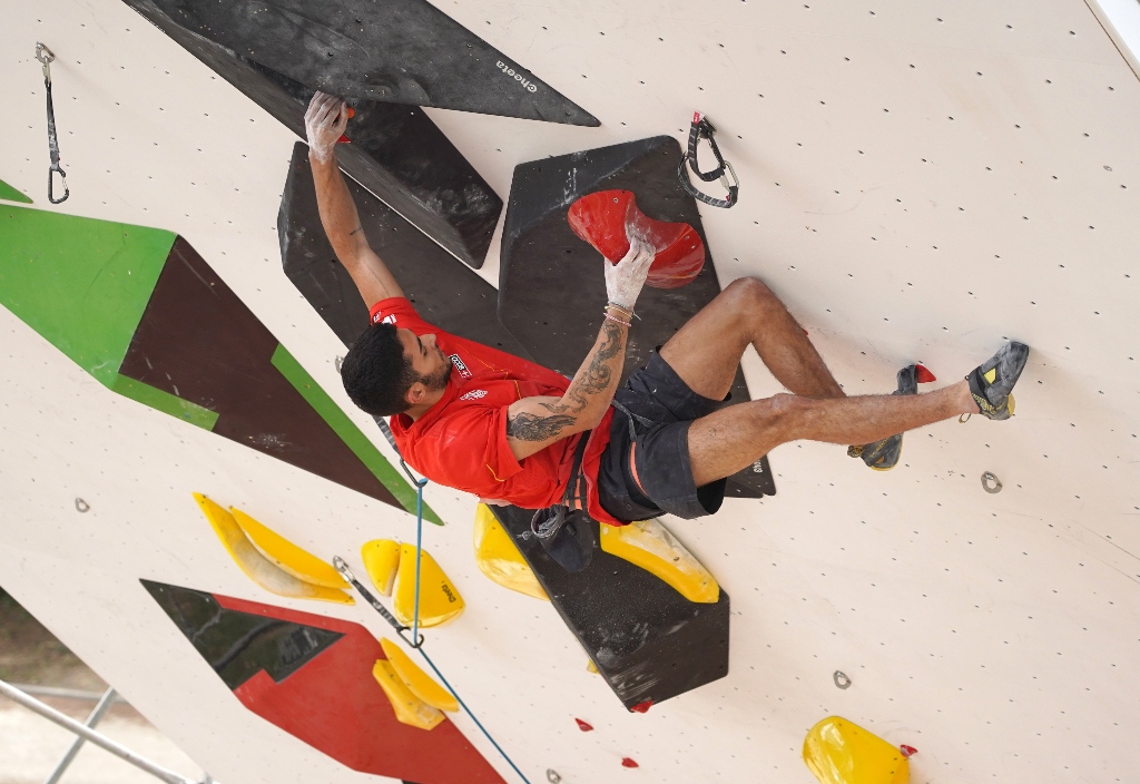 Alberto Ginés escalando en el CAR de Sant Cugat