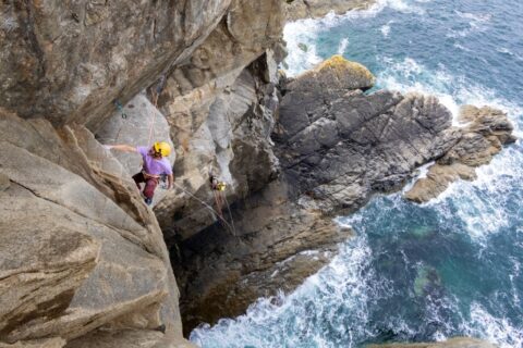 Hugo Parmentier establece ‘1477 Sauvage’, el multi-pitch más difícil de la Bretaña francesa