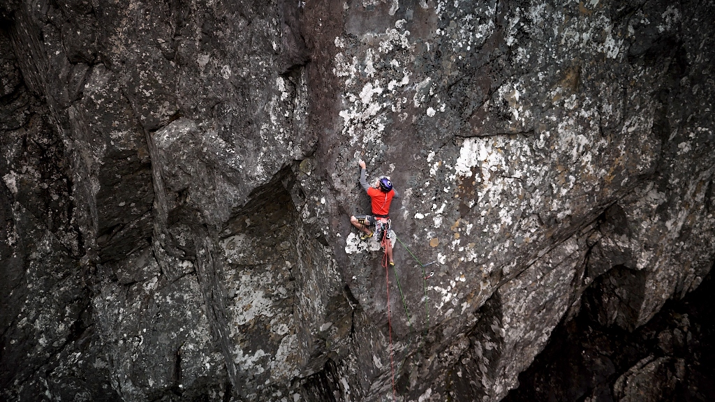 James Pearson escalando Echo Wall